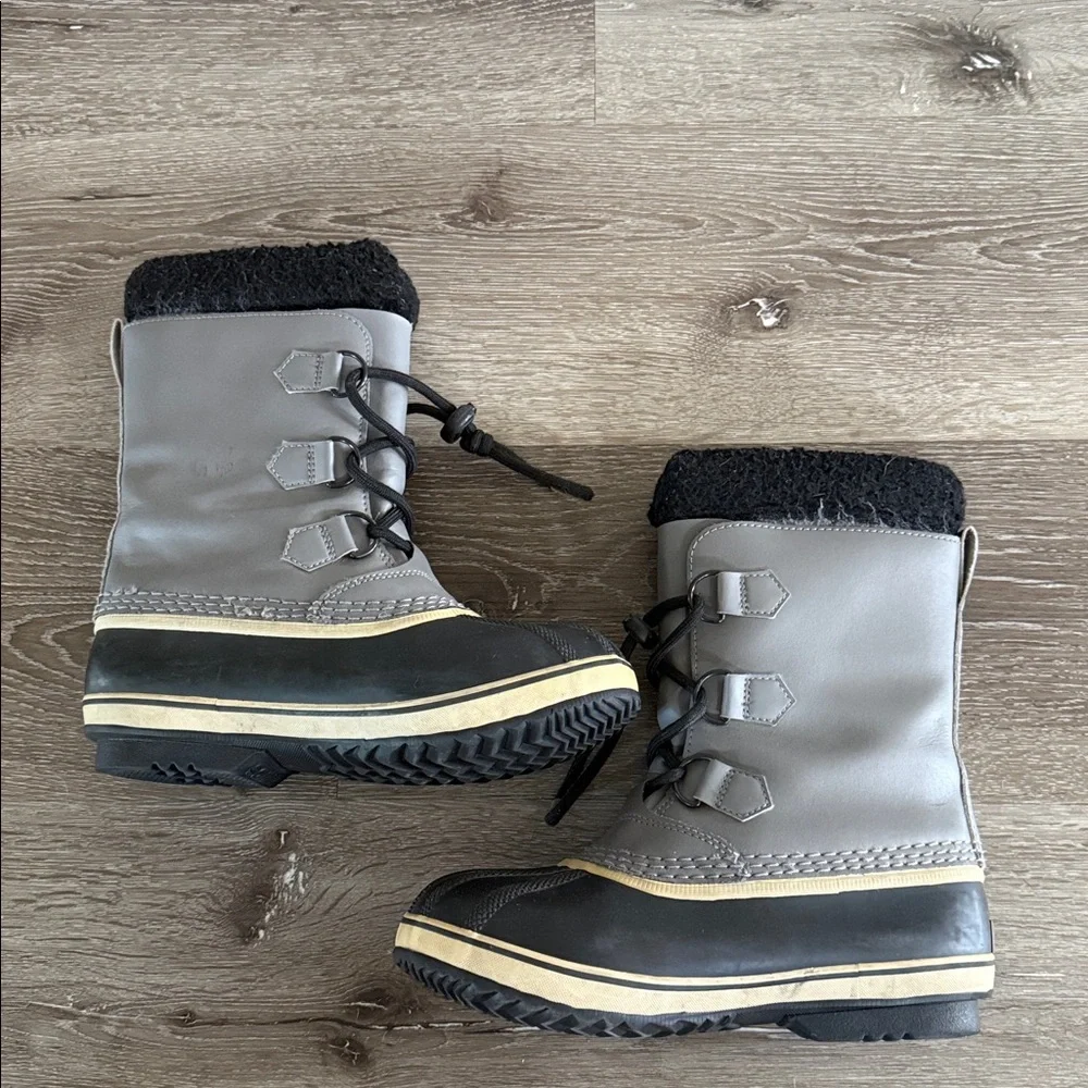 Sorel Kids Waterproof Winter Snow Boots Grey Black Fleece Lined Size 5 (37)